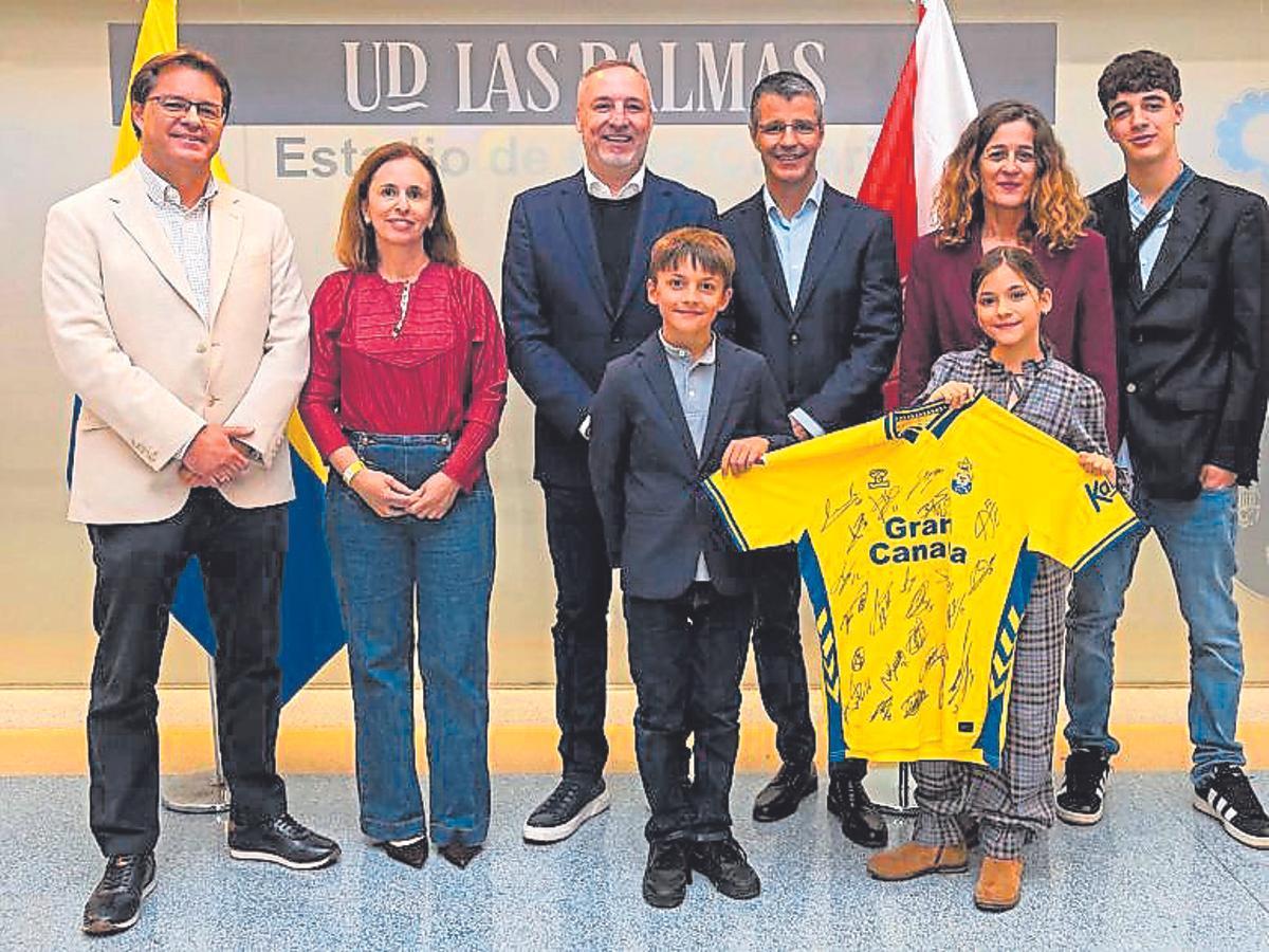 El presidente Ramírez posa junto a los familiares del exvicepresidente fallecido Agustín Ojeda.