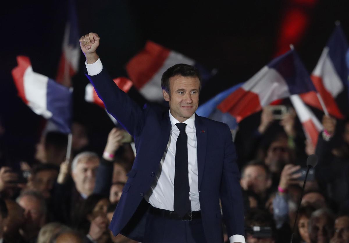 Paris (France), 24/04/2022.- French President Emmanuel Macron celebrates on stage after winning the second round of the French presidential elections at the Champs-de-Mars after Emmanuel Macron won the second round of the French presidential elections in Paris, France, 24 April 2022. Emmanuel Macron defeated Marine Le Pen in the final round of France’s presidential election, with exit polls indicating that Macron is leading with approximately 58 percent of the vote. (Elecciones, Francia) EFE/EPA/GUILLAUME HORCAJUELO