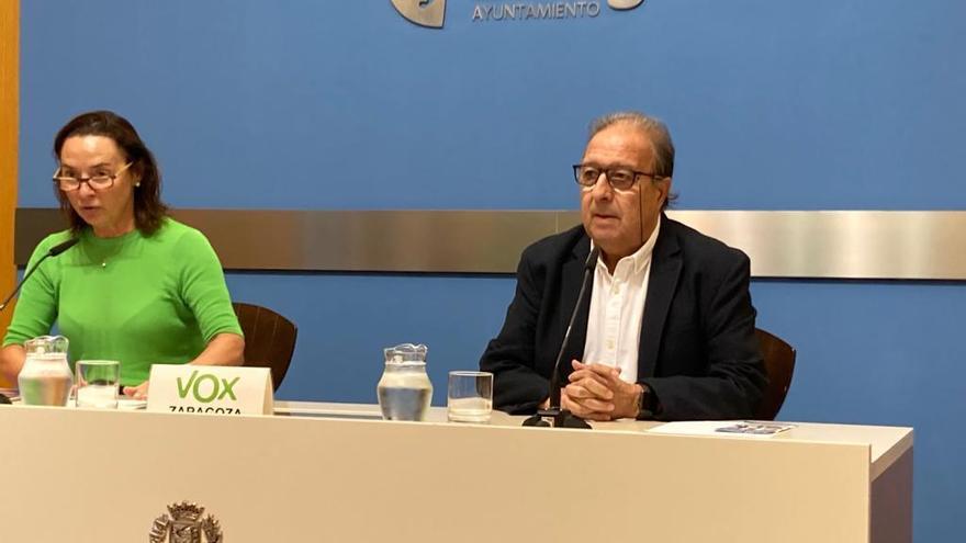 Carmen Rouco, de Vox, junto a Ángel Martínez, director del festival, en una rueda de prensa celebrada en el Ayuntamiento.