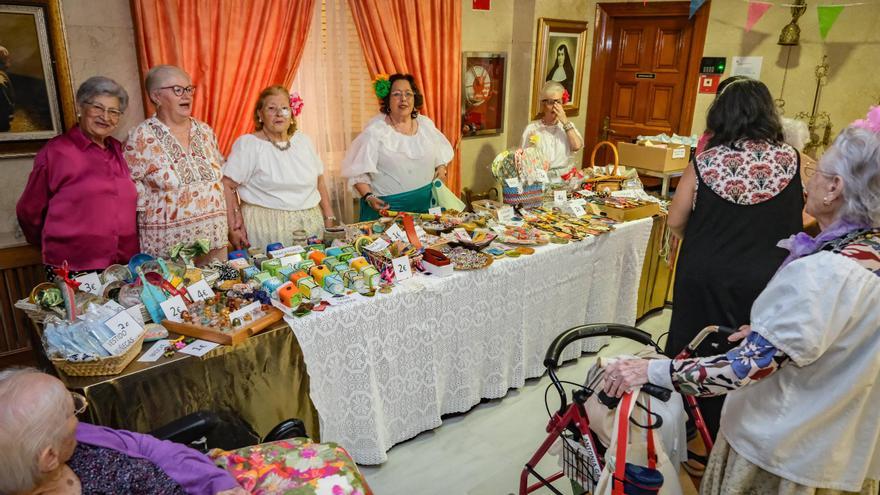 La residencia de mayores Virgen de la Soledad de Badajoz inaugura un mercadillo de artesanía para recaudar fondos