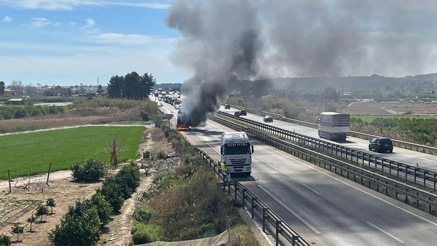 El incendio del remolque de un camión provoca retenciones en la AP-7 en Daya Nueva