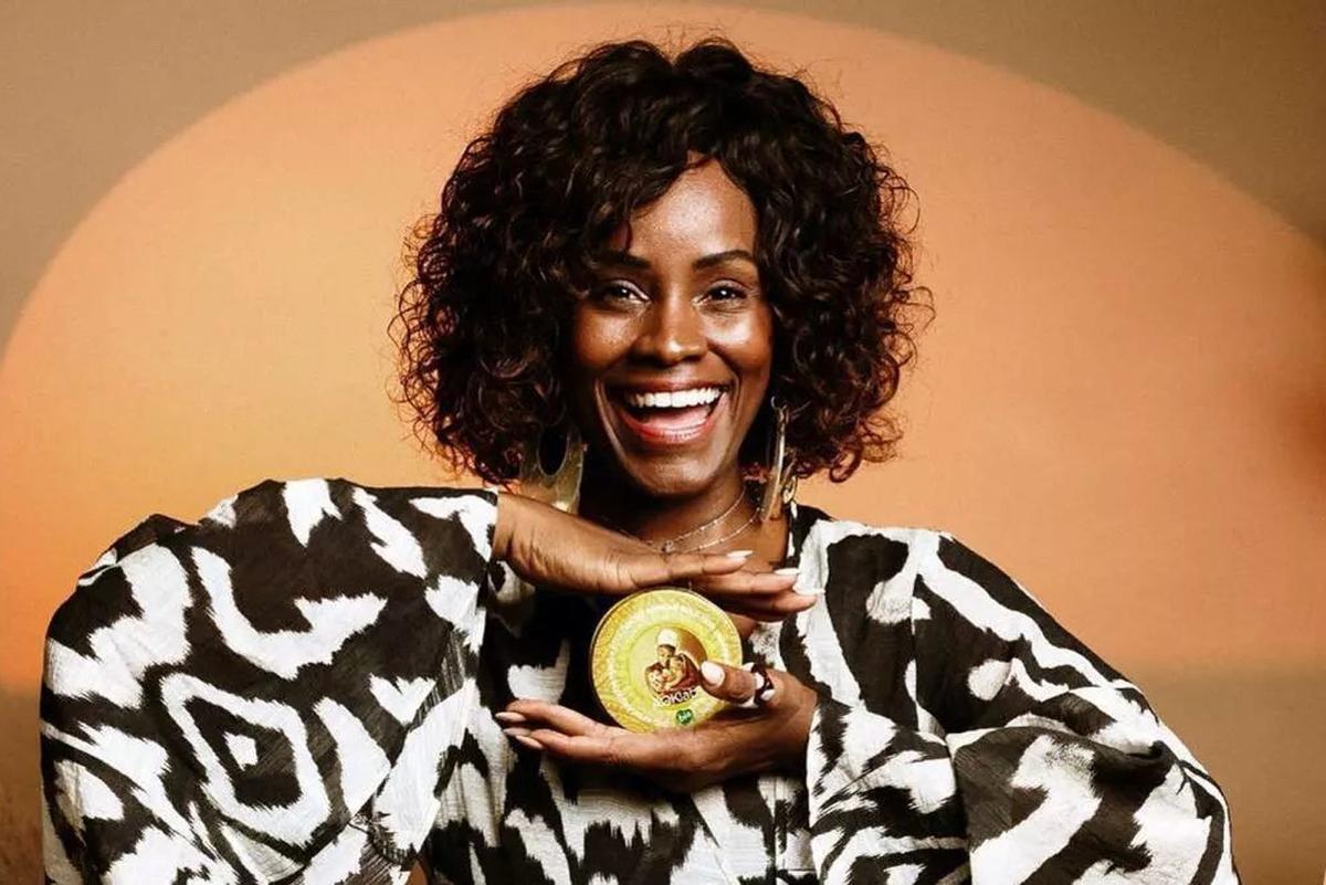 Katia Simone muestra la famosa lata amarilla del oro africano de AOKlabs. | EPC