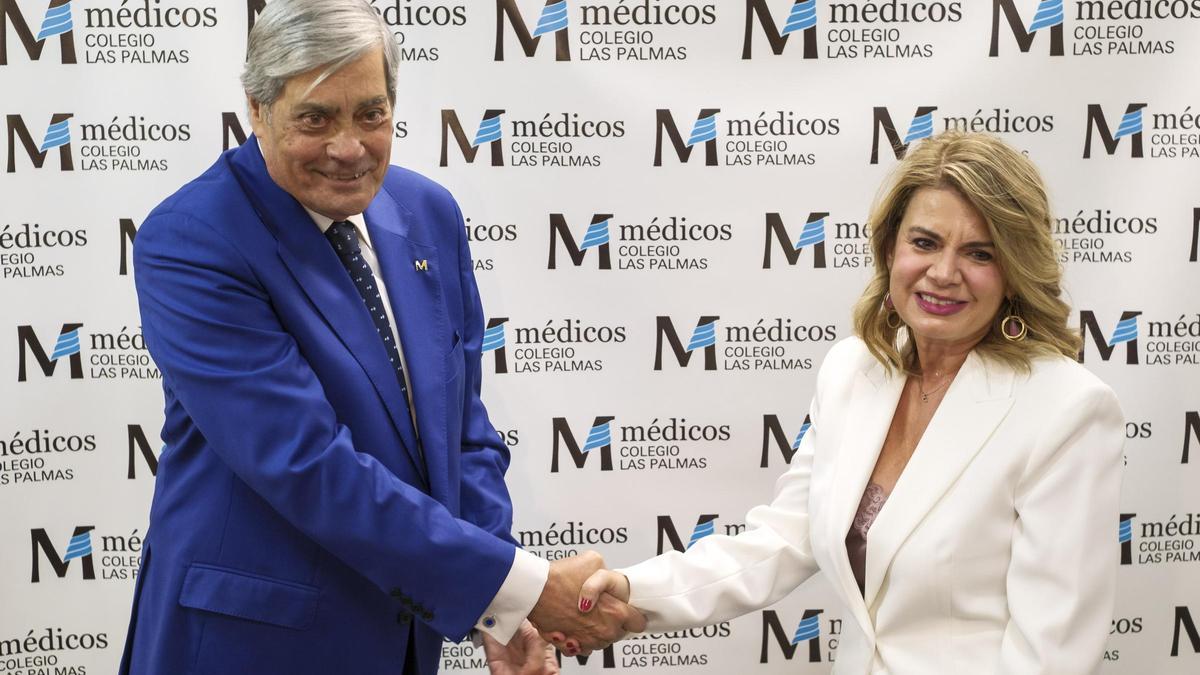El presidente saliente del Colegio de Médicos de Las Palmas, Pedro Hernández, junto a Elizabeth Hernández, predecesora en el cargo.