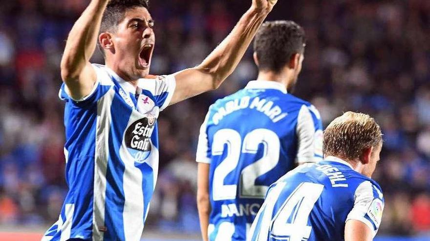 Carlos Fernández celebra uno de sus tres goles en presencia de Marí y Krohn-Dehli.