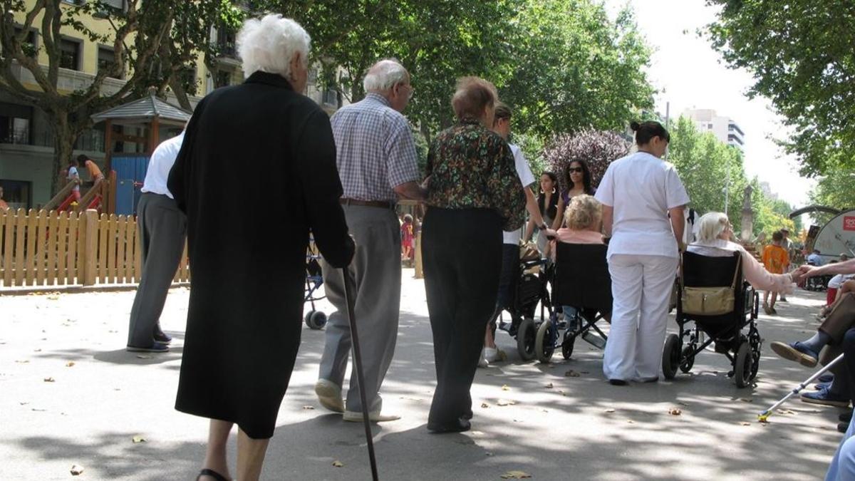 Un grupo de ancianos pasea por Paseo San Juan.