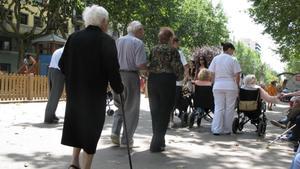 Un grupo de ancianos pasea por Paseo de Sant Joan.