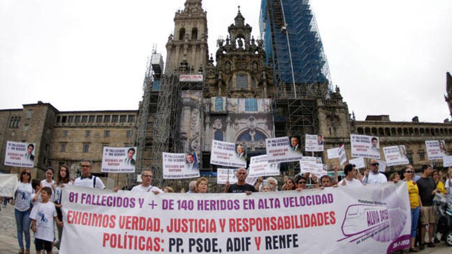 Protesta de víctimas del Alvia y familiares en Santiago de Compostela. // Xoán Álvarez