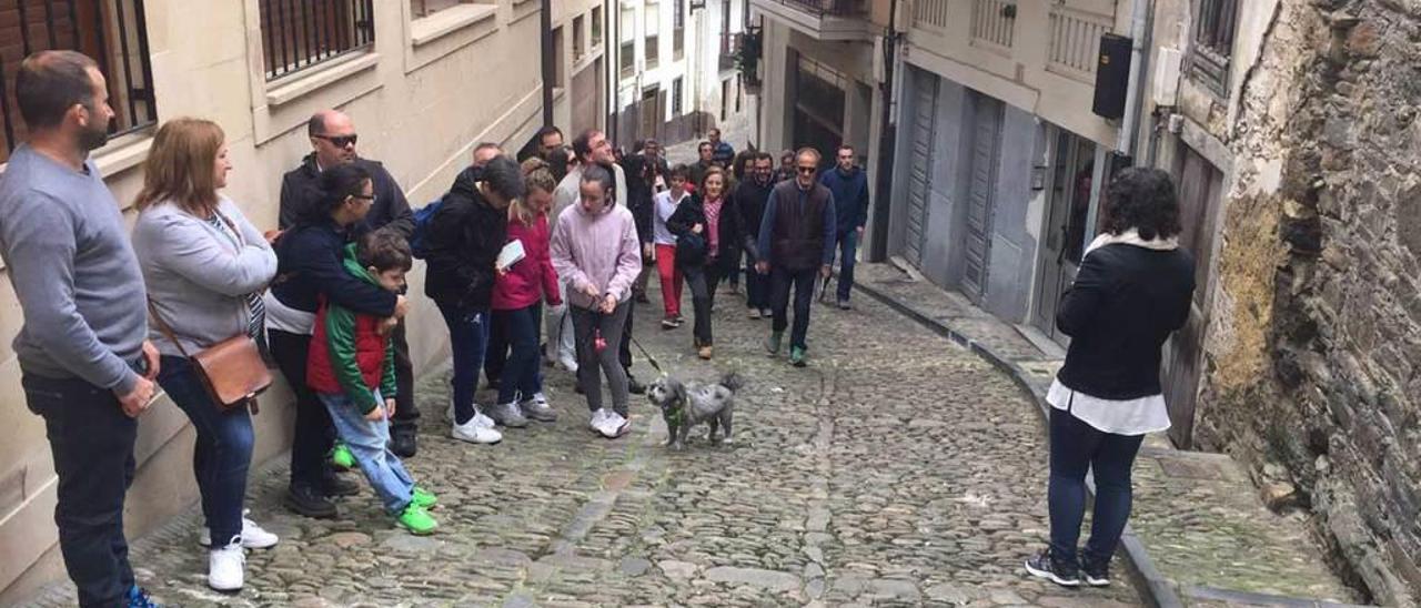 Turistas en una visita guiada a Cangas del Narcea este puente.