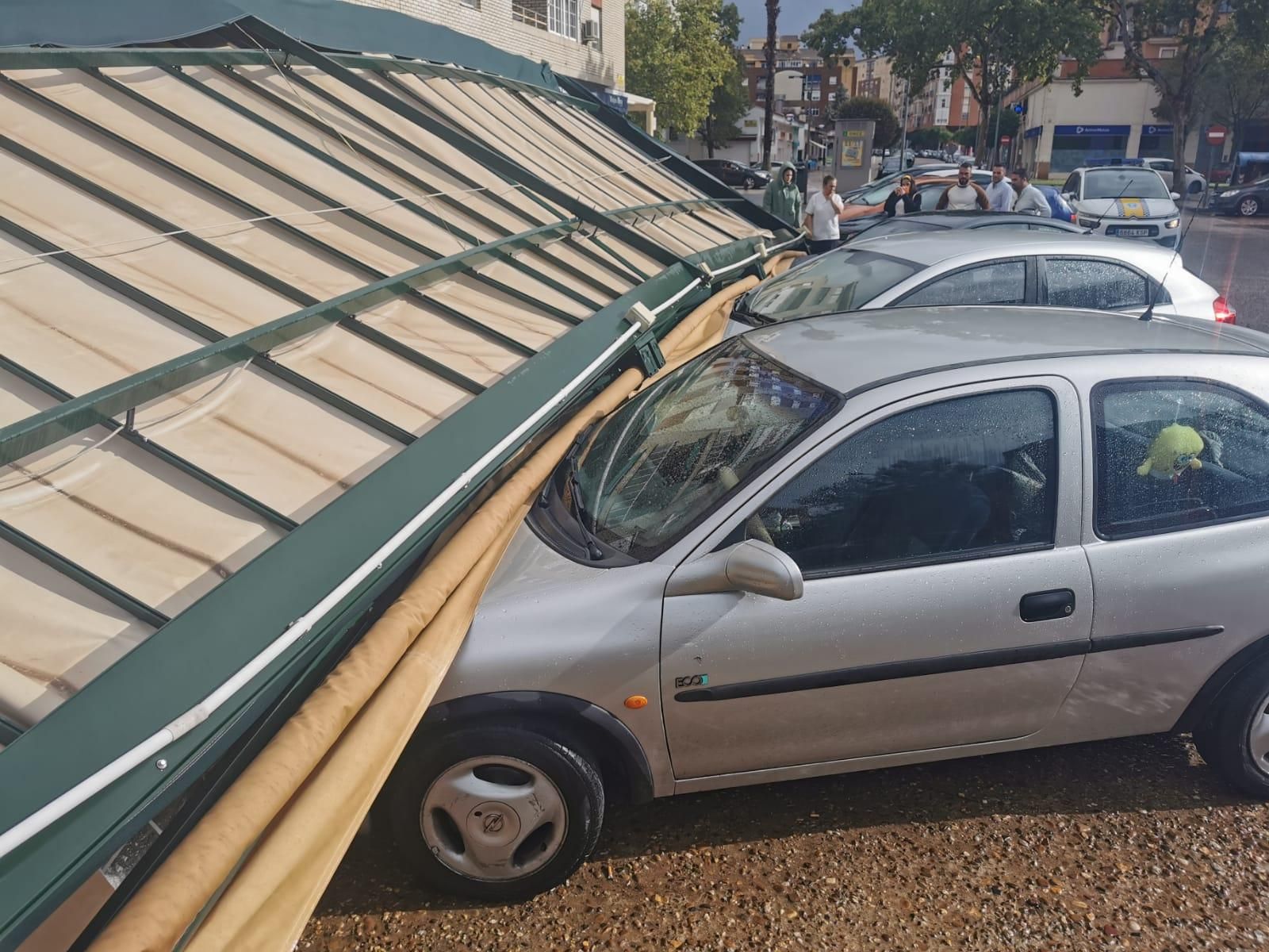 En La Cerveceria de Badajoz se ha volado la carpa de los veladores y ha afectado a los vehículos de un aparcamiento.