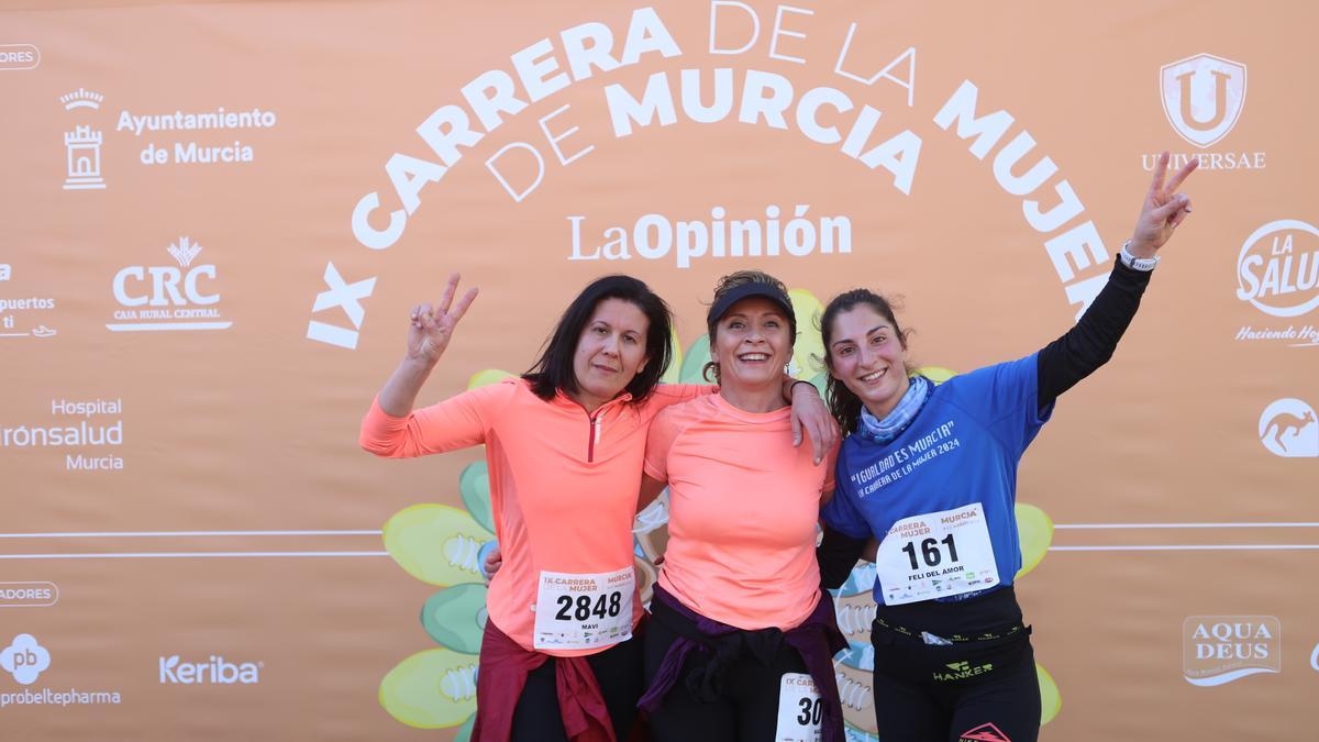 Las participantes posan en el photocall tras finalizar la Carrera de la Mujer de Murcia