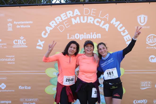 Las participantes posan en el photocall tras finalizar la Carrera de la Mujer de Murcia