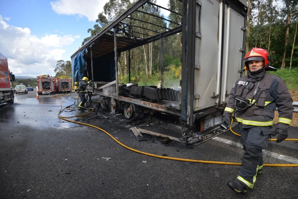 Un incendio en un camión atasca la AP-9 en sentido A Coruña