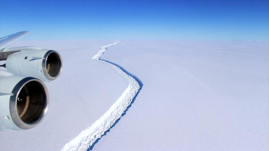 El mayor iceberg de la historia reciente se desgaja de la península Antártica