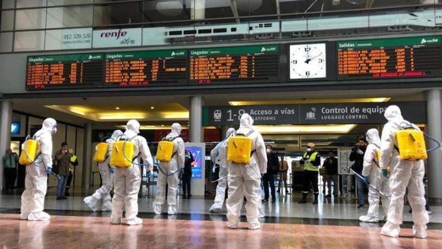 Efectivos de la UME en labores de desinfectación de la estación de tren María Zambrano.