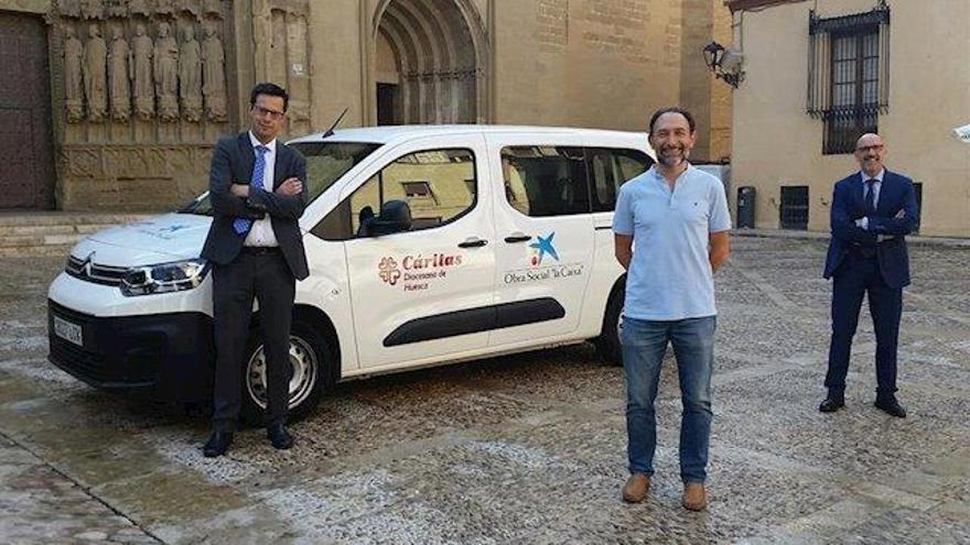 La Caixa adquiere una furgoneta para Cáritas Huesca