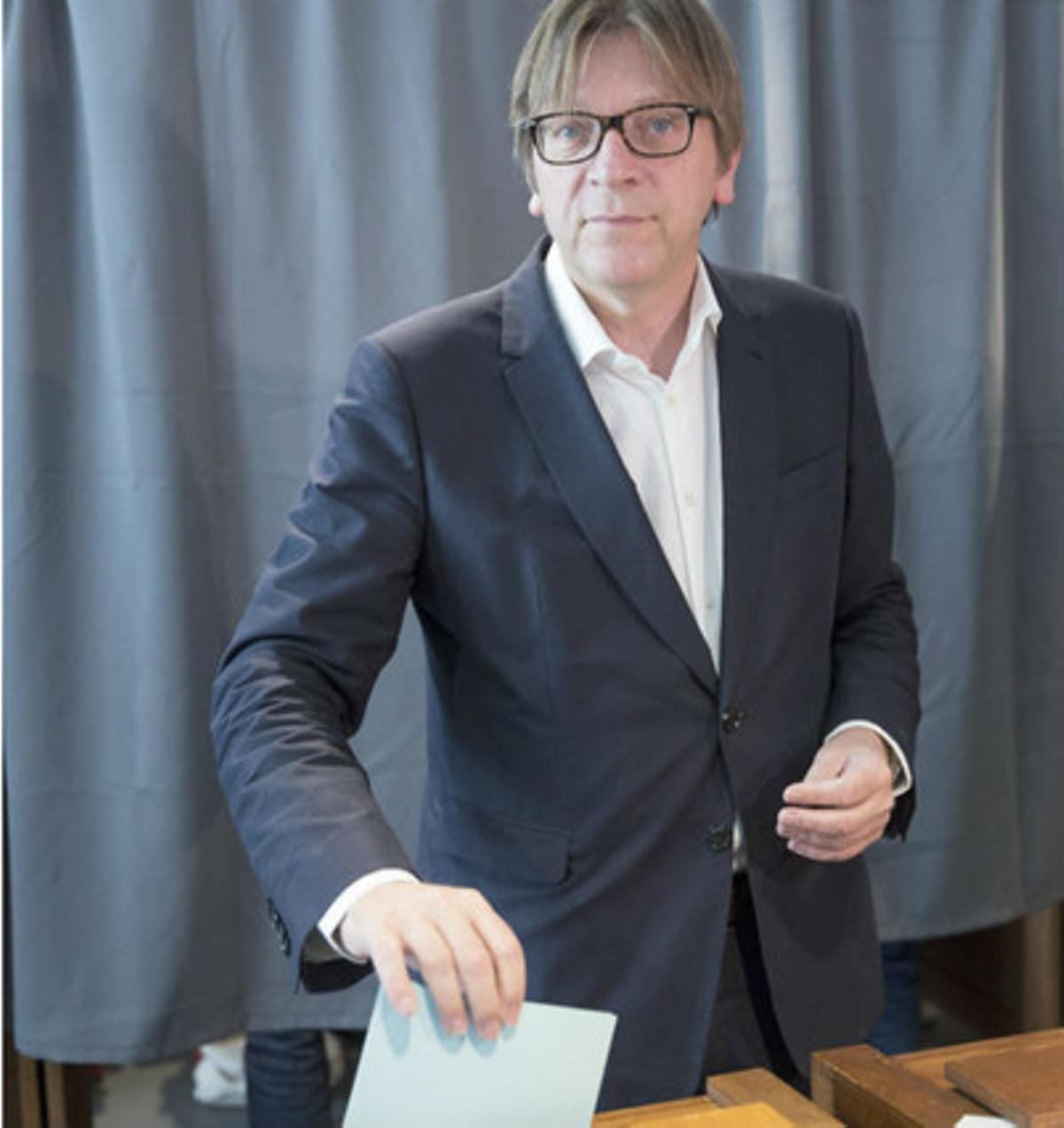 El líder del partit ’Alliance of Liberals and Democrats for Europe’ (ALDE), Guy Verhofstadt, vota a Bèlgica.
