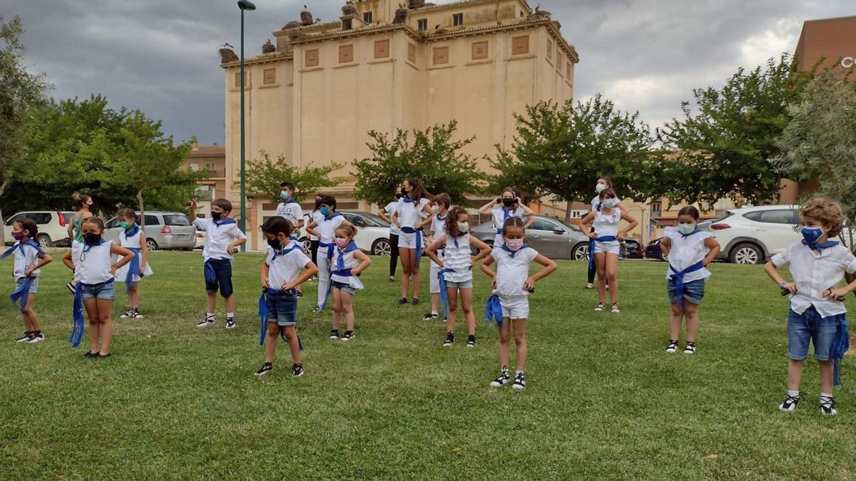 La exhibición de fin de curso tuvo que realizarse el año pasado al aire libre y con restricciones por el covid. | SERVICIO ESPECIAL