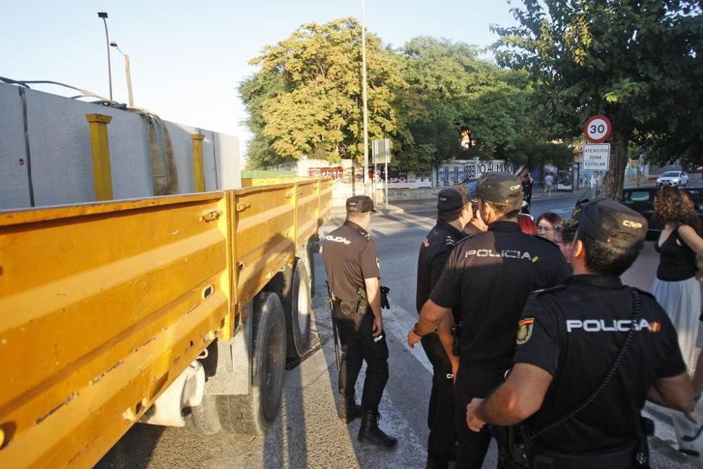 Dos vecinos y un policía heridos durante las prote