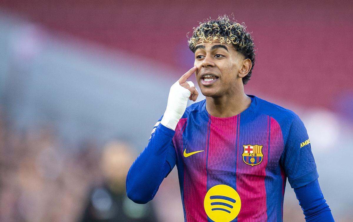 Lamine Yamal se dirige al juez de línea durante el partido frente al Oviedo en el Camp Nou.