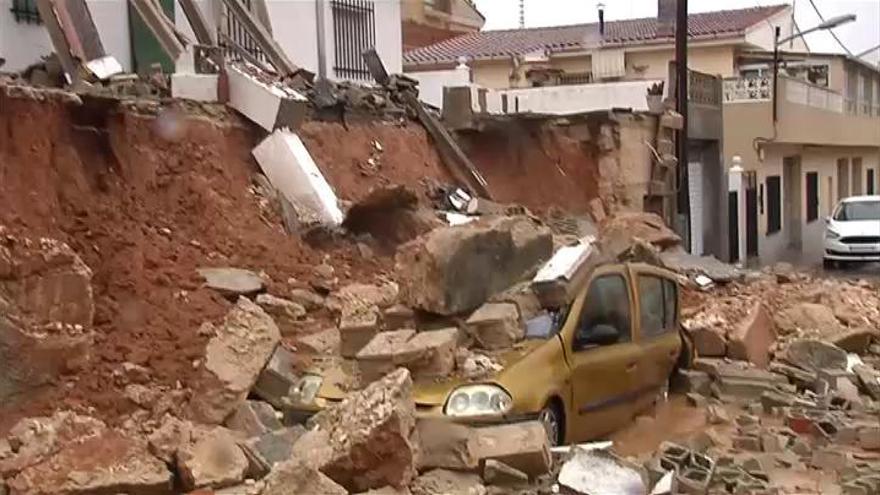 Una vivienda se derrumba debido a las fuertes lluvias y aplasta un coche en Agullent