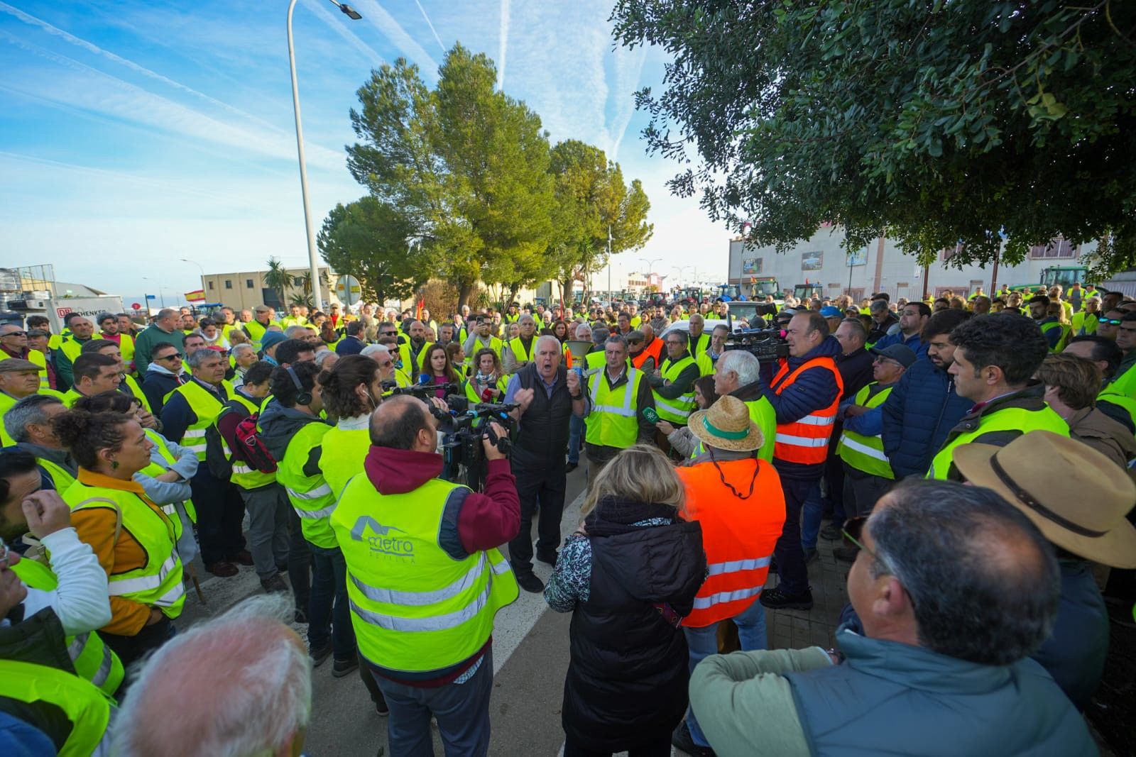 Cientos de agricultores en Carmona (Sevilla) se preparan para iniciar los primeros cortes de carretera convocados por las organizaciones agrarias este 14 de febrero de 2024.
