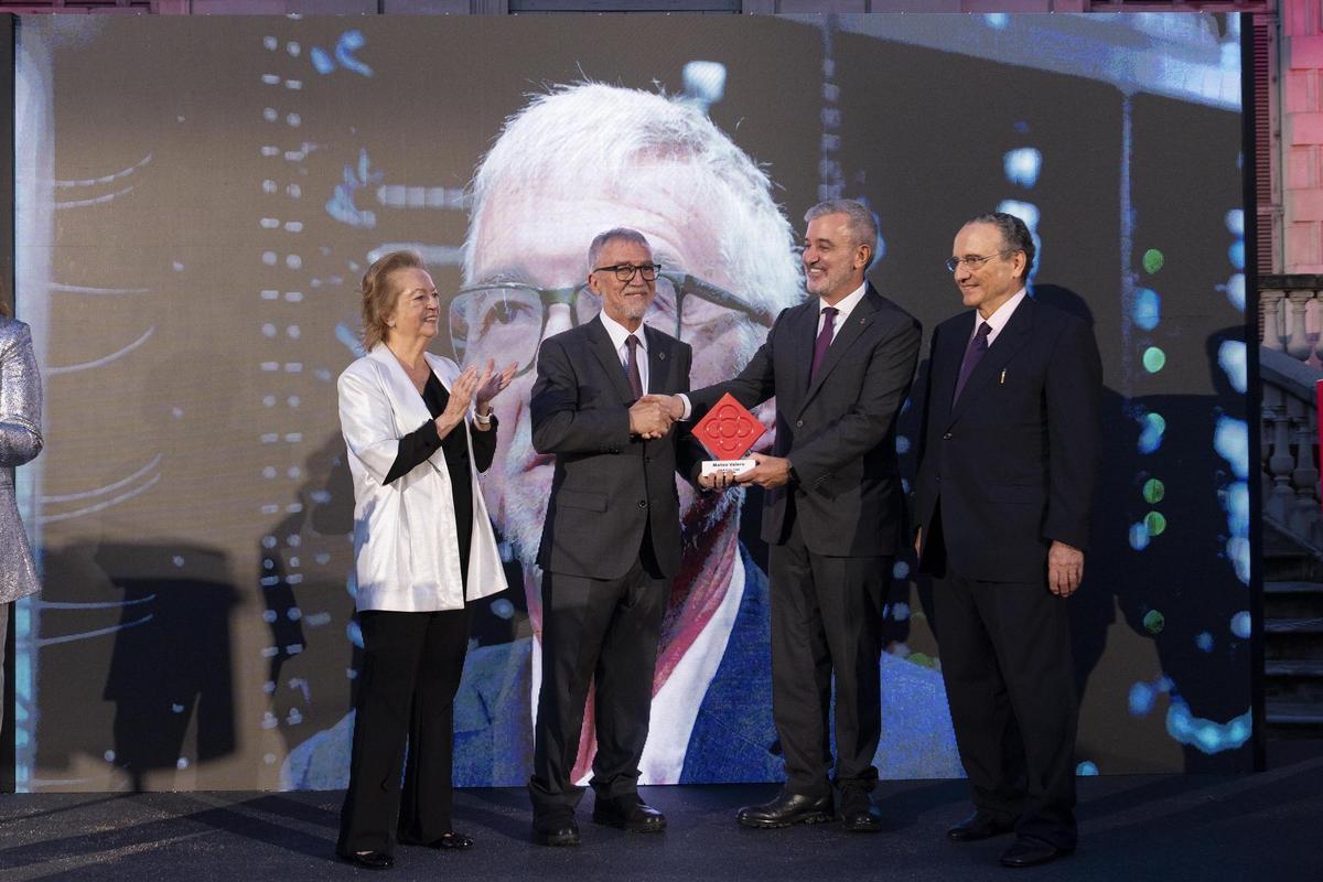 Entrega del premio Barceloní de l’Any a Mateo Valero, director del Barcelona Supercomputing Center. Entregan el premio Jaume Collboni, alcalde de Barcelona; Javier Moll, presidente de Prensa Ibérica, y Arantza Sarasola, vicepresidenta de Prensa Ibérica.