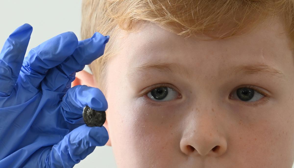 Un nen troba una moneda romana de 1.800 anys d’antiguitat mentre jugava a Bremen (Alemanya)