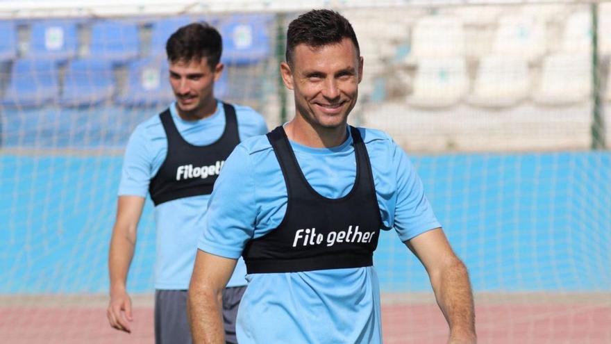 Alberto Martín, en primer término, en un entrenamiento del Melilla.