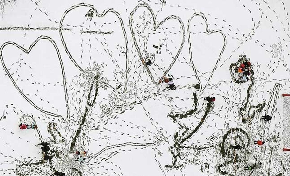 Nens japonesos juguen amb la neu al pati de la seva escola a Tòquio després de la nevada que ha cobert la capital japonesa i els seus voltants.