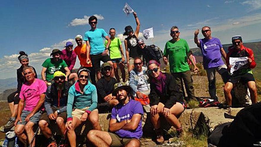 Los participantes en la marcha posan en la cima de Peña Trevinca.