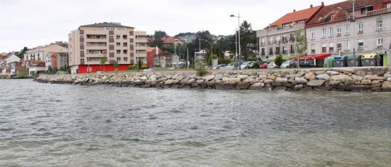 Edificaciones en primera línea de costa, en Moaña.