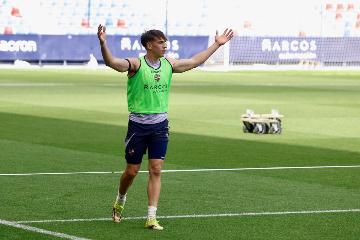 Entrenamiento a puertas abiertas del Levante UD en el Ciutat de ...