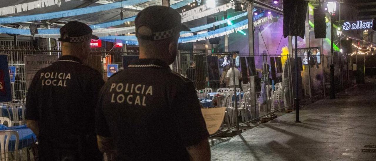 Dos agentes de la Policía Local, en labores de vigilancia, durante una noche de estas Hogueras.