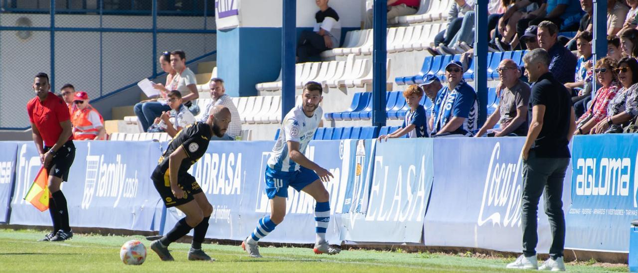 El balearico Laure intenta frenar a Agüero en el partido de este mediodía en El Collao