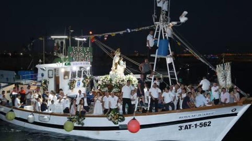 La Virgen del Carmen fue acompañada por numerosas embarcaciones pesqueras.