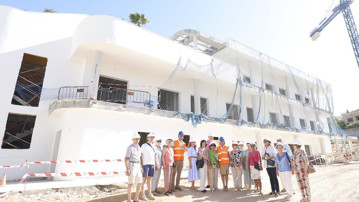 Usuarios de centros de participación activa hay visitado hoy, junto a la alcaldesa, Ángeles Muñoz, y a los concejales de Obras y Derechos Sociales, Isabel Cintado y Diego López, las obras de la primera residencia pública de mayores de Marbella