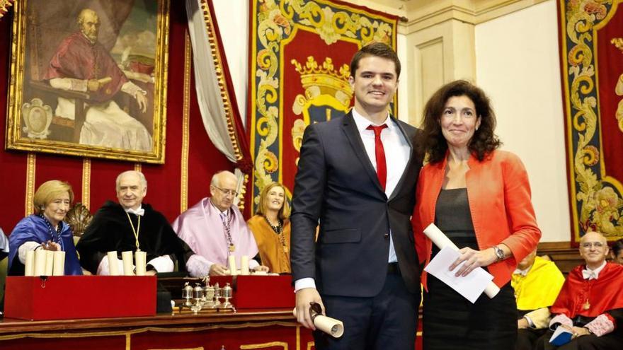 Cristian Casais posa con su galardón.