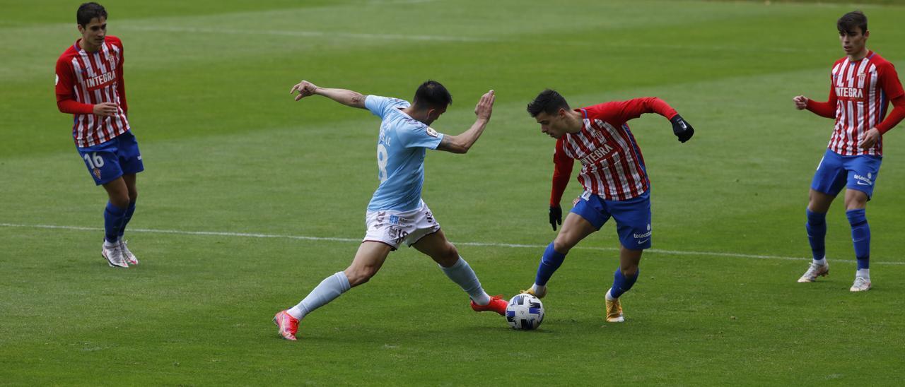 Gaspar y Pablo García, en un partido del filial, junto a Mecerreyes