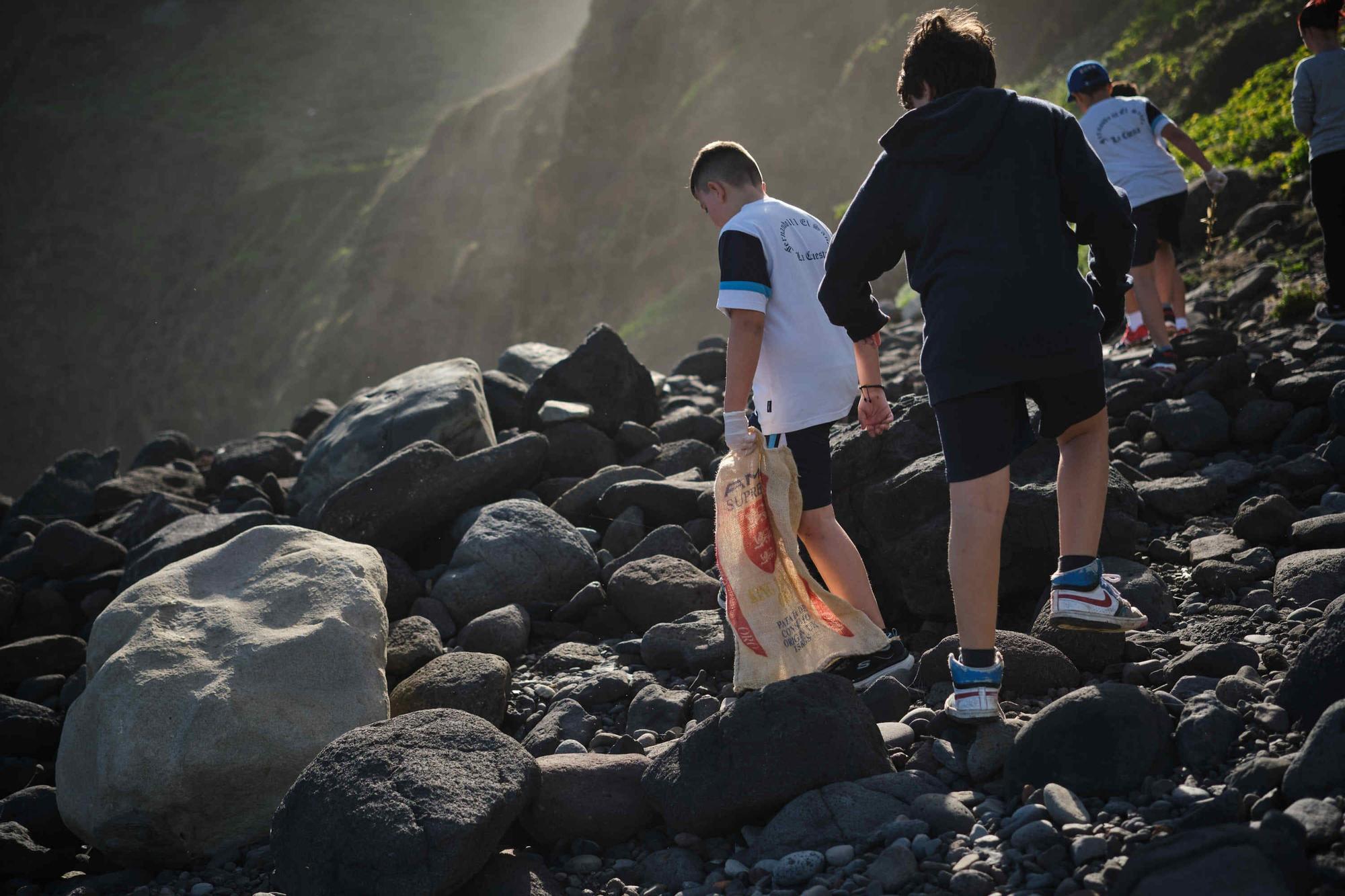 Limpieza de la playa Los Troches, en Punta del Hidalgo