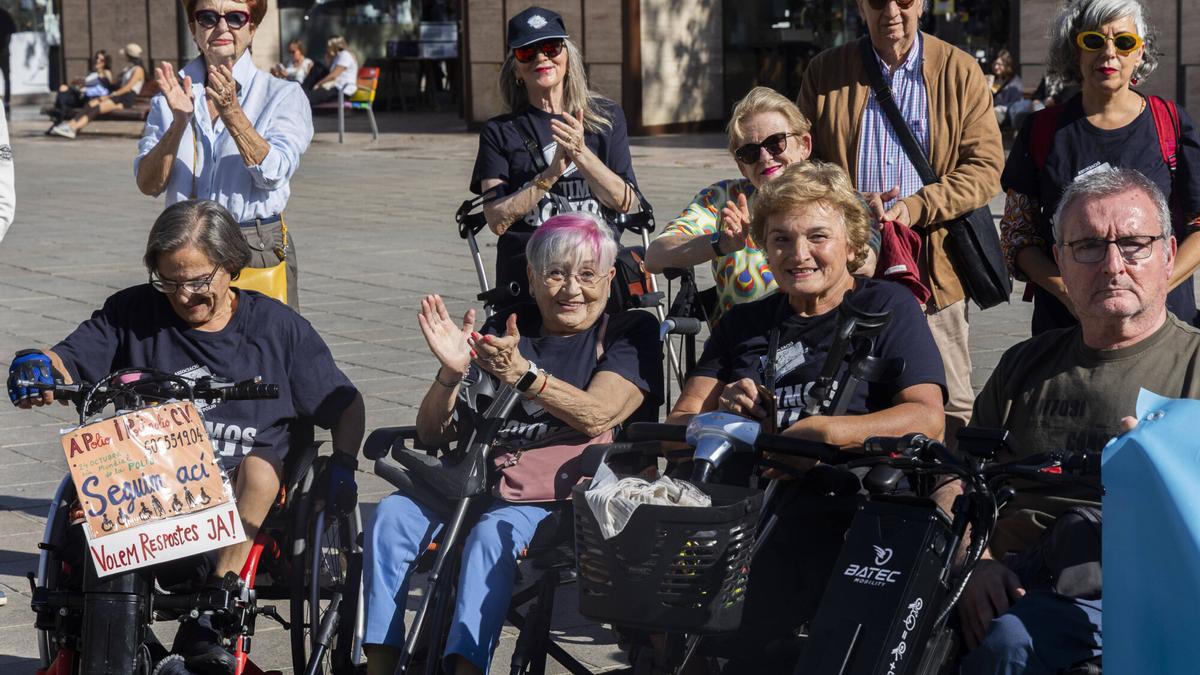 La Asociacion de Polio y Postpolio de la Comunidad Valenciana protesta en su dia internacional en la plaza del Ayuntamiento de Valencia
