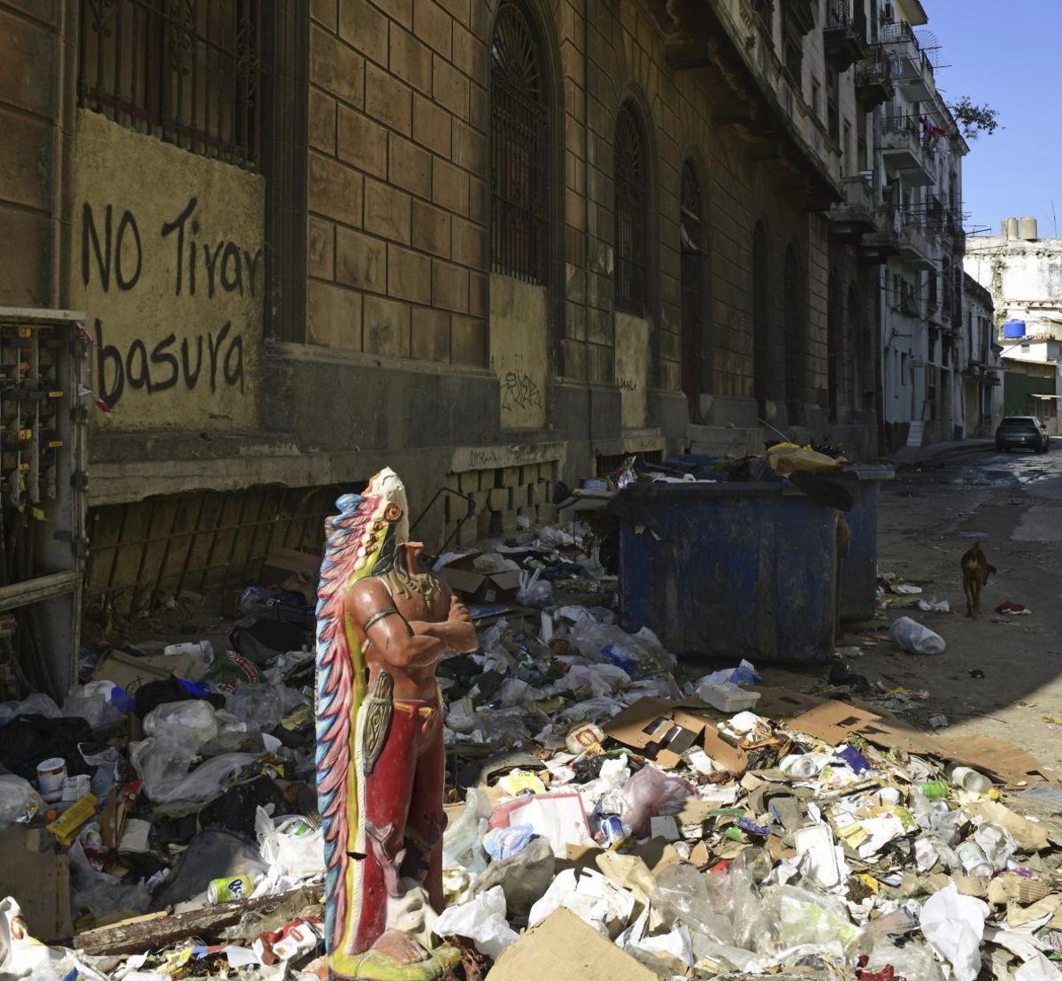 Edificio de viviendas ubicado en las calles de Águila y Dragones. Centro Habana.