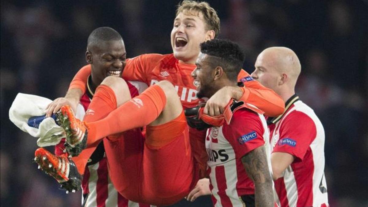 Jeroen Zoet, celebrando con sus compañeros un triunfo con el PSV