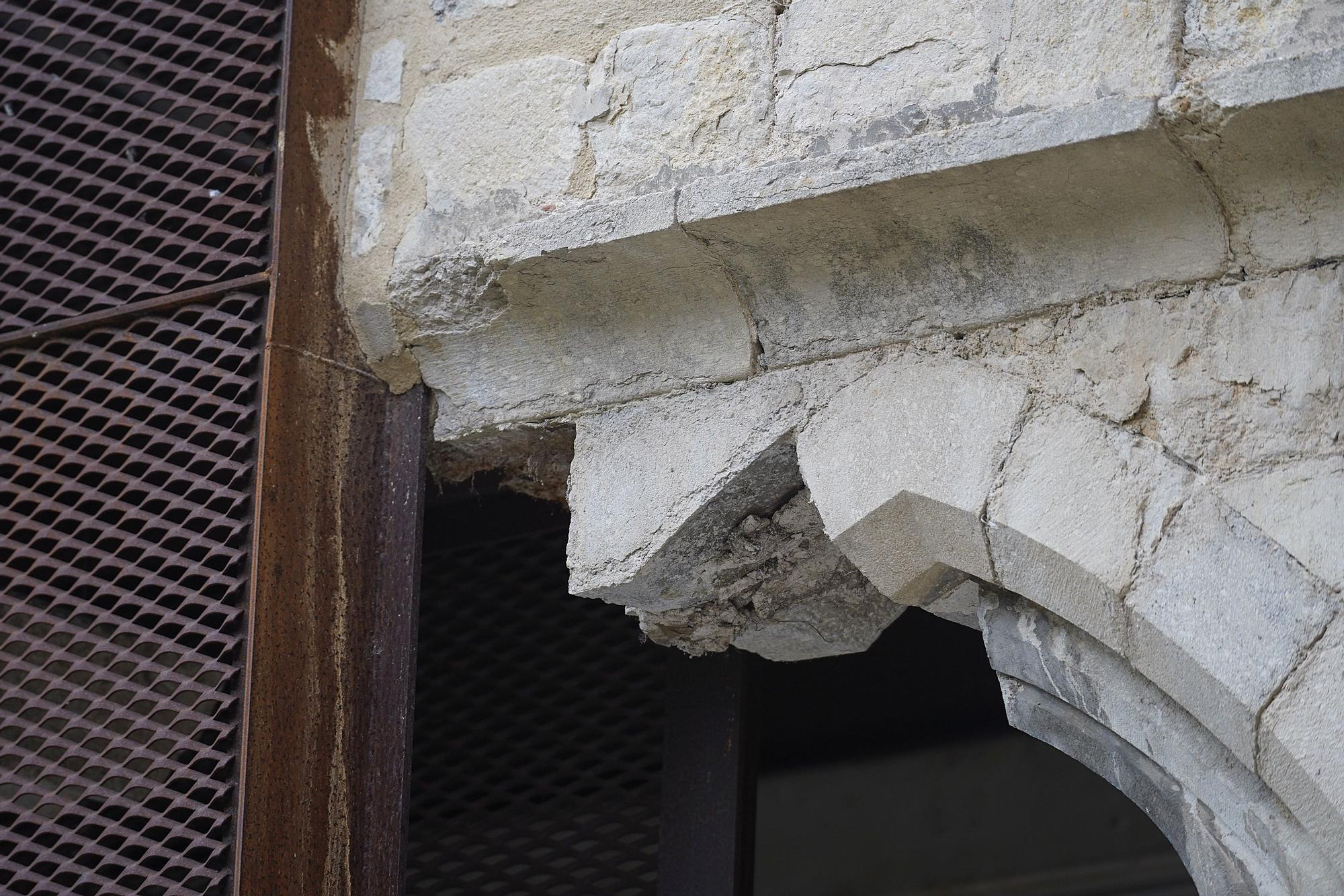 S'ensorra part del claustre de la Facultat de Lletres de la UdG