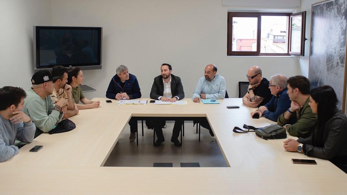 Reunión de Toledo con los empresarios hosteleros y representantes de asociaciones y colectivos de la calle Temprado y su entorno.