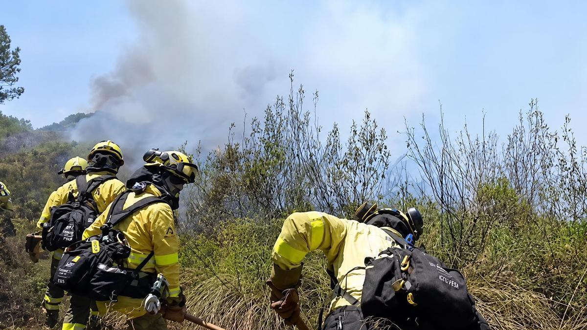 Brigadistas del Infoca trabajan en el incendio de Moguer.