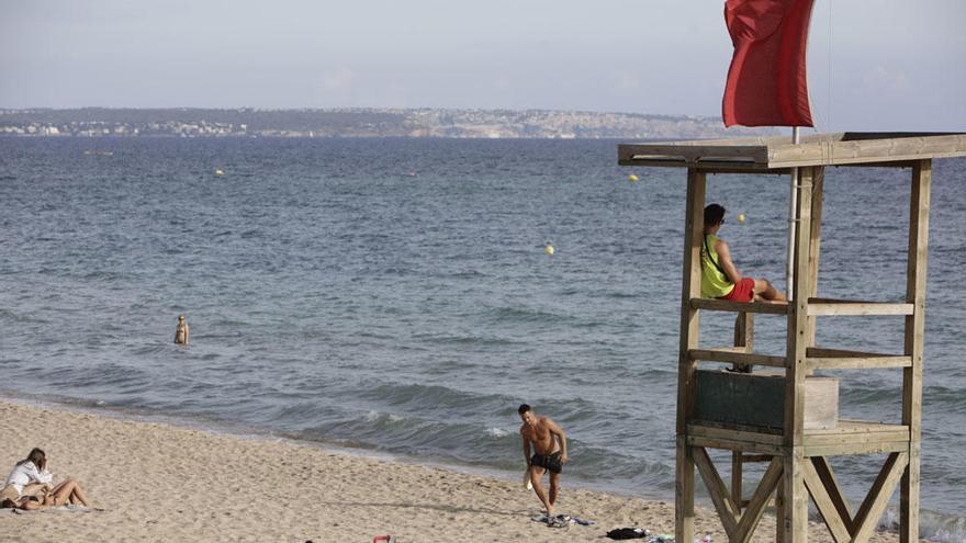 Rote Flagge am Stadtstrand Can Pere Antoni