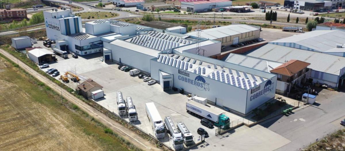 Imagen aérea de lácteas Cobreros, una de las principales empresas exportadoras de productos de origen animal de la provincia. | E. P. (ARCHIVO)