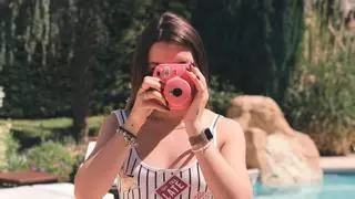 Revive la magia de la Polaroid con esta cámara instantánea