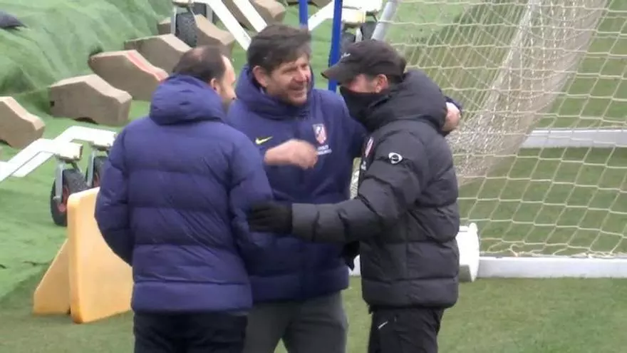 Simeone y Alemany sellan la paz con un abrazo tras la llegada de los fichajes