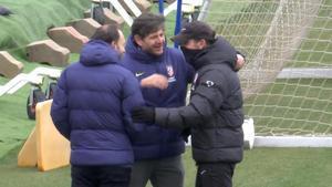 Simeone y Alemany sellan la paz con un abrazo tras la llegada de los fichajes